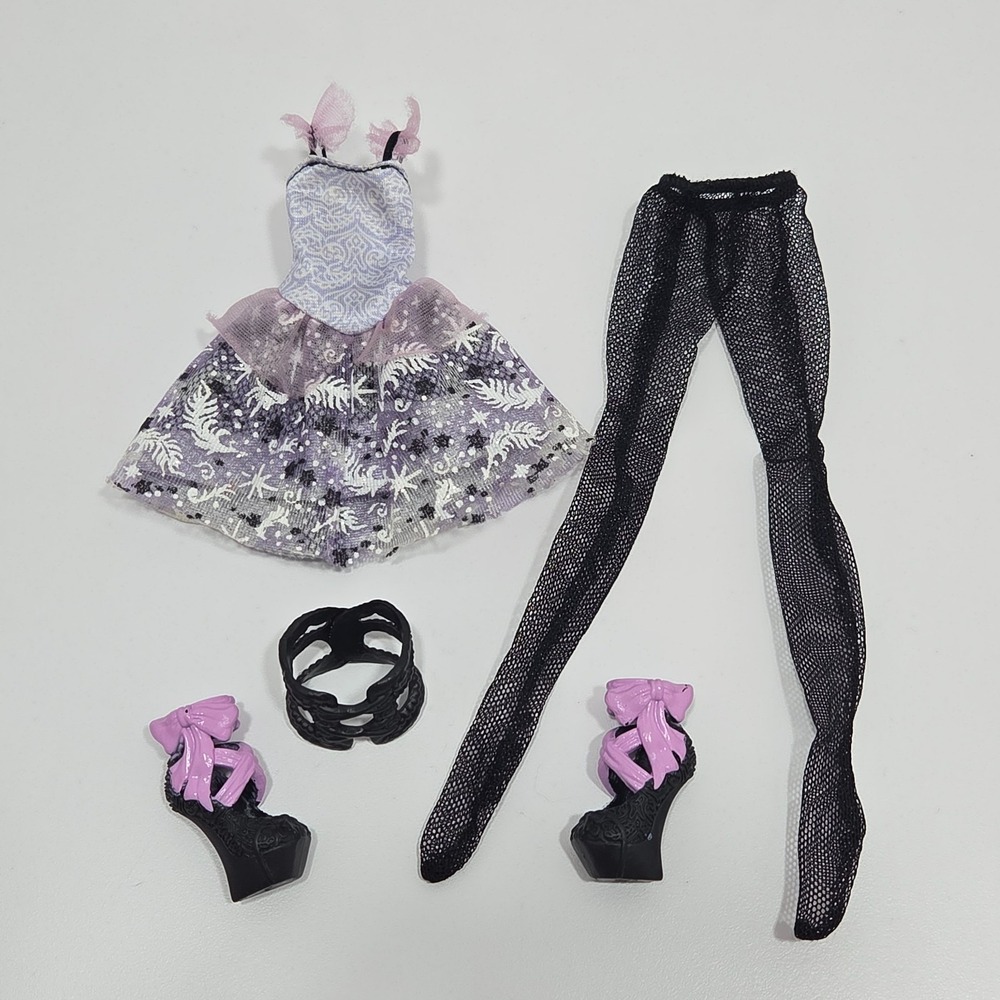 Ever After High 2015 First Chapter Duchess Swan Outfit Dress Shoes Belt Tights